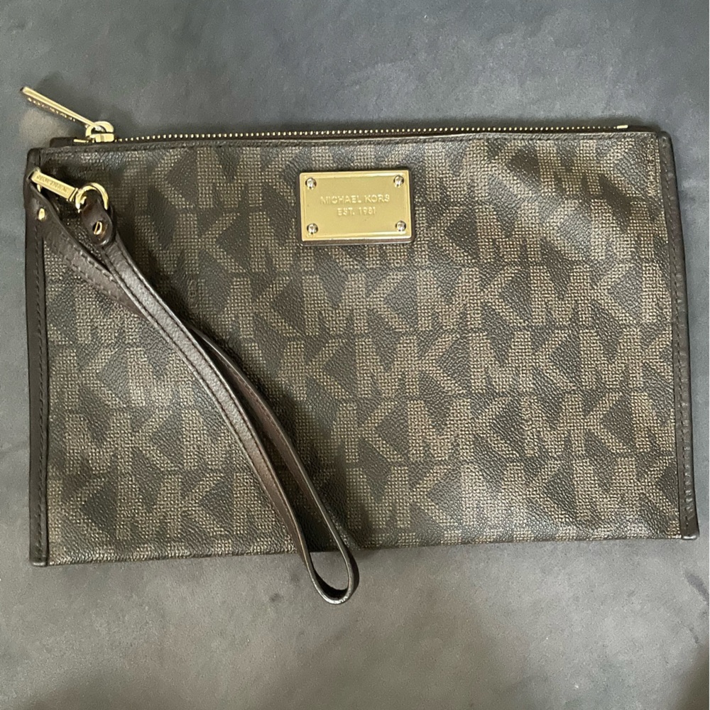 COPY - Michael Kors wristlet